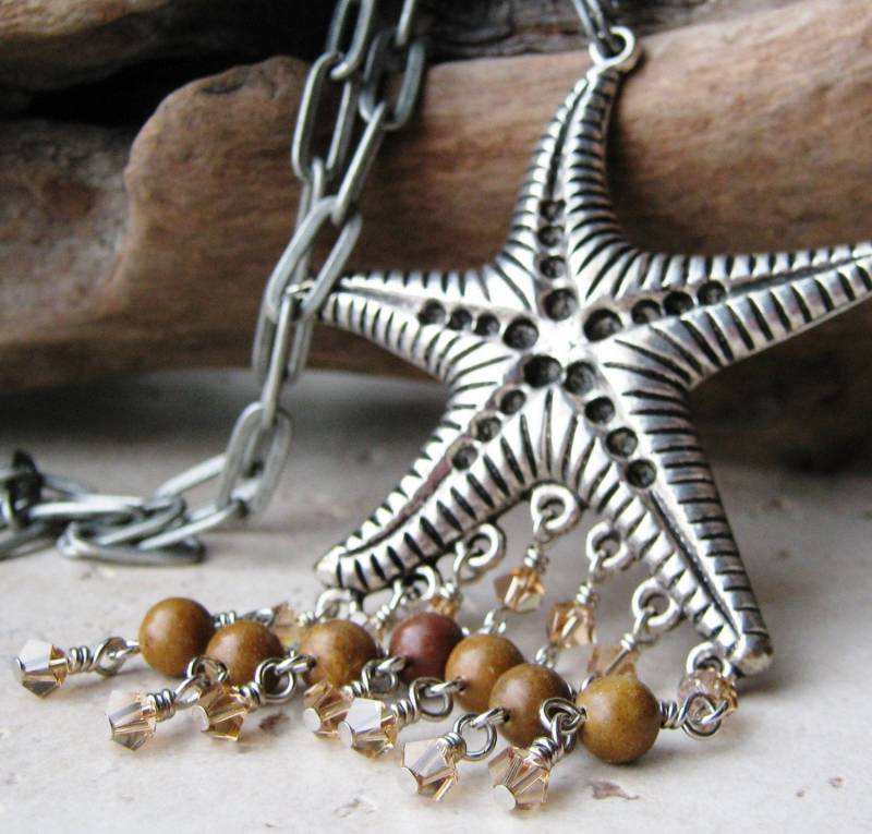 Seestern Halskette Mit Versteinertem Holz Und Kleiner Kristallperle von smutopia