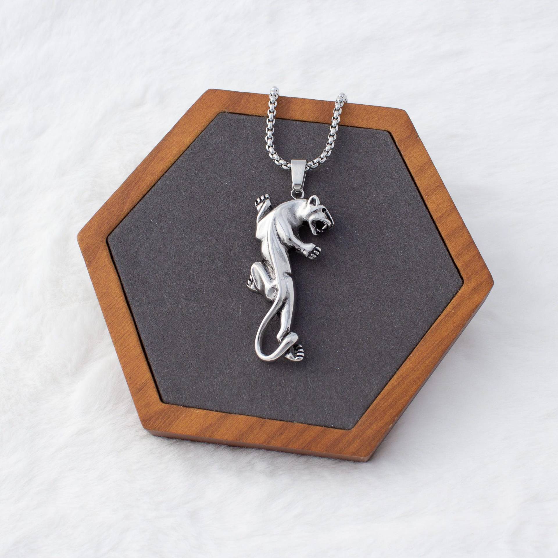 Kette Mit Kletterndem Panther Anhänger | Edelstahl Silberfarben Bikerschmuck Für Herren Halskette Tiermotiv Leopard Jaguar Biker Schmuck Kette Mit Kletterndem Panther Anhänger | Edelstahl Silberfarben Bikerschmuck Für Herren Halskette Tiermotiv Leopard Jaguar Biker Schmuck von snJewelryStore