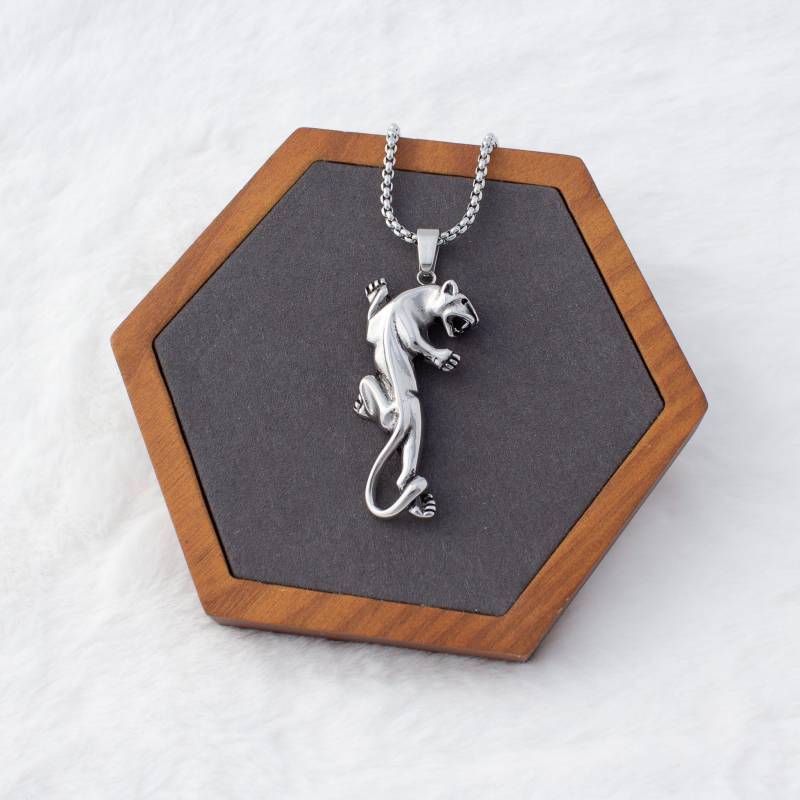 Kette Mit Kletterndem Panther Anhänger | Edelstahl Silberfarben Bikerschmuck Für Herren Halskette Tiermotiv Leopard Jaguar Biker Schmuck Kette Mit Kletterndem Panther Anhänger | Edelstahl Silberfarben Bikerschmuck Für Herren Halskette Tiermotiv Leopard Jaguar Biker Schmuck von snJewelryStore