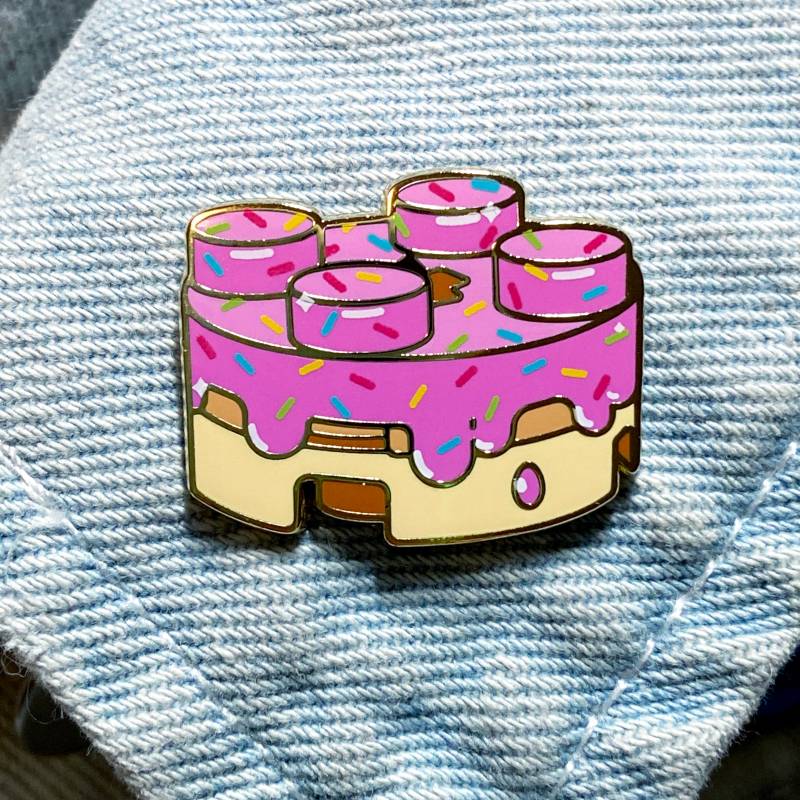 Pink Donut Emaille Anstecker Bausteinförmige Lebensmittel "stapelbare Snacks" Glänzender Flair Anstecknadel Pink Donut Emaille Anstecker Bausteinförmige Lebensmittel "stapelbare Snacks" Glänzender Flair Anstecknadel von snackspls