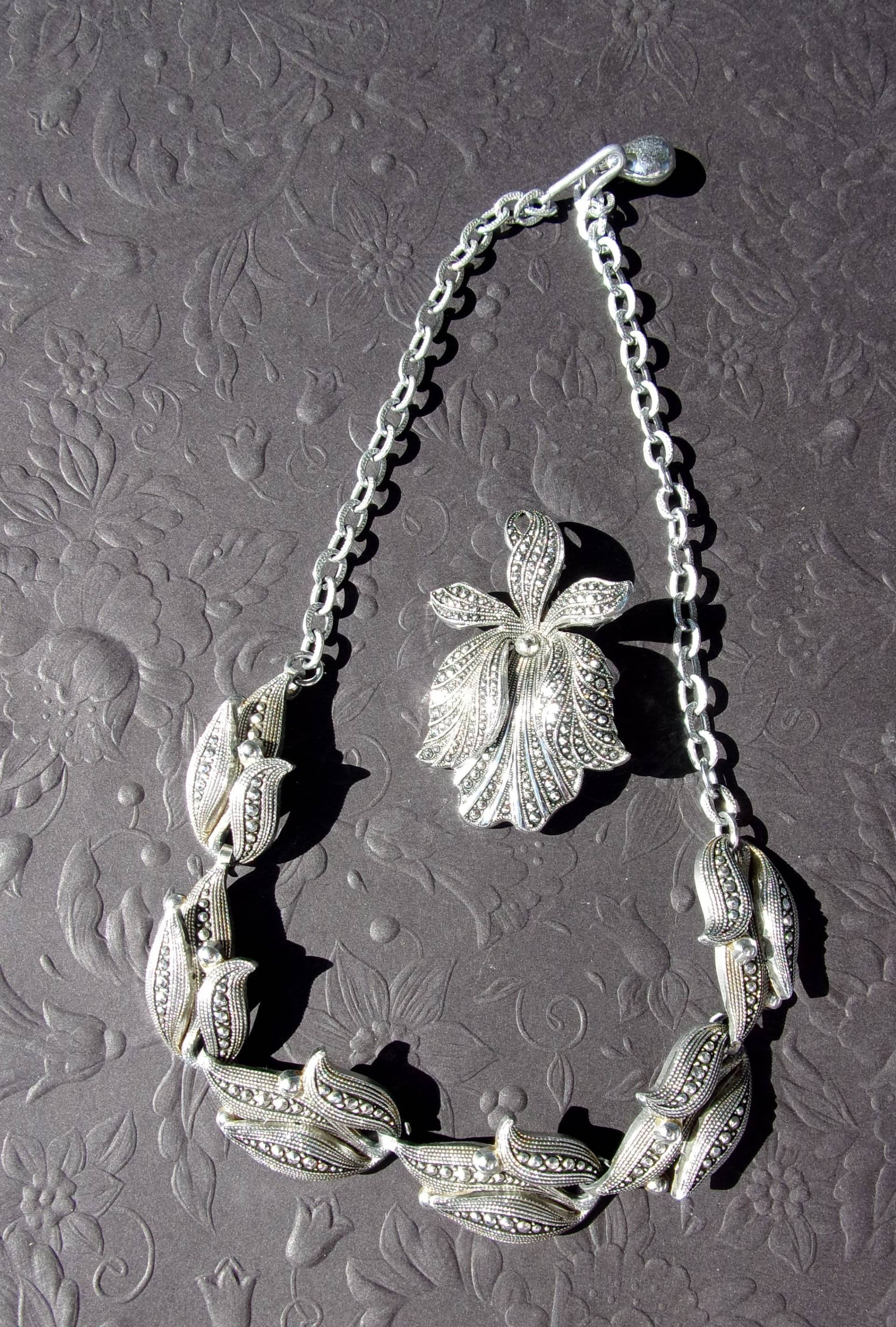 Vintage Markasit Kunstsilber Blumen Brosche Und Halskette, W. Germany Brosche, Japan Mid Century Schmuck, Orchidee, Identisch Vintage Markasit Kunstsilber Blumen Brosche Und Halskette, W. Germany Brosche, Japan Mid Century Schmuck, Orchidee, Identisch von snapconclusions