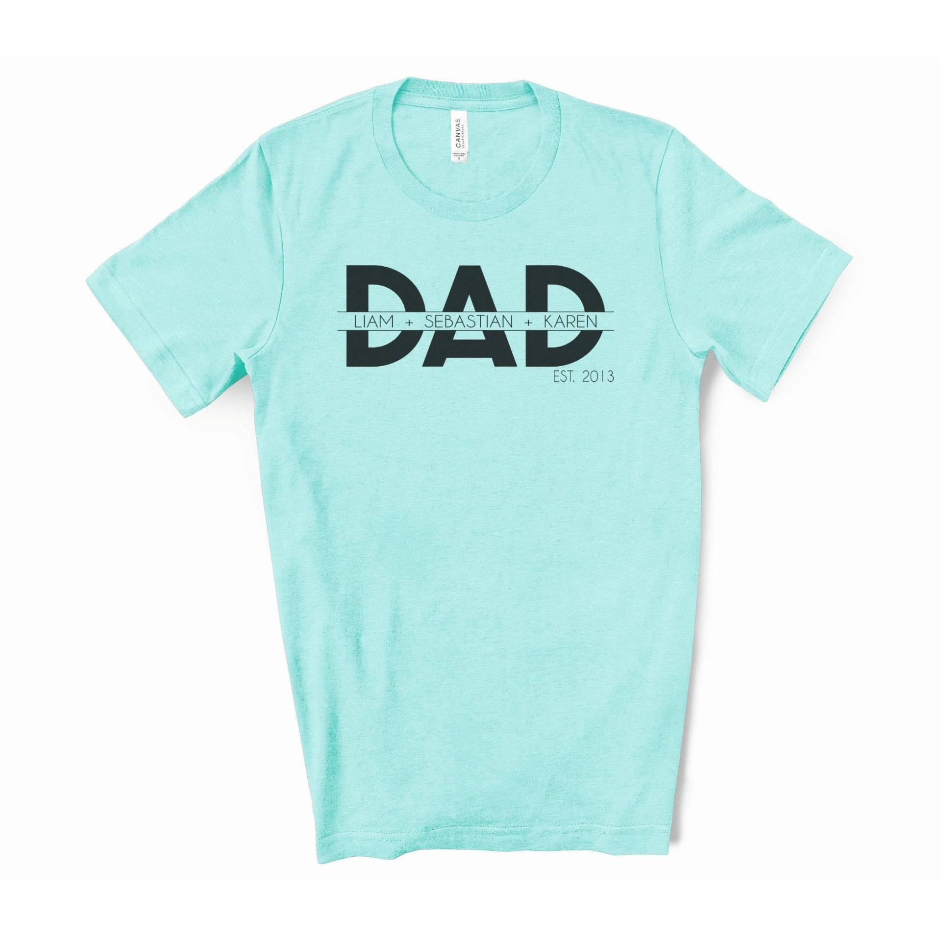 Benutzerdefinierte Dad Shirt Mit Kindernamen Und Jahr Gedruckt Auf Einem Anthrazitfarbenen Baumwoll-T-Shirt, Geschenkideen Für Den Vatertag von snowypalms
