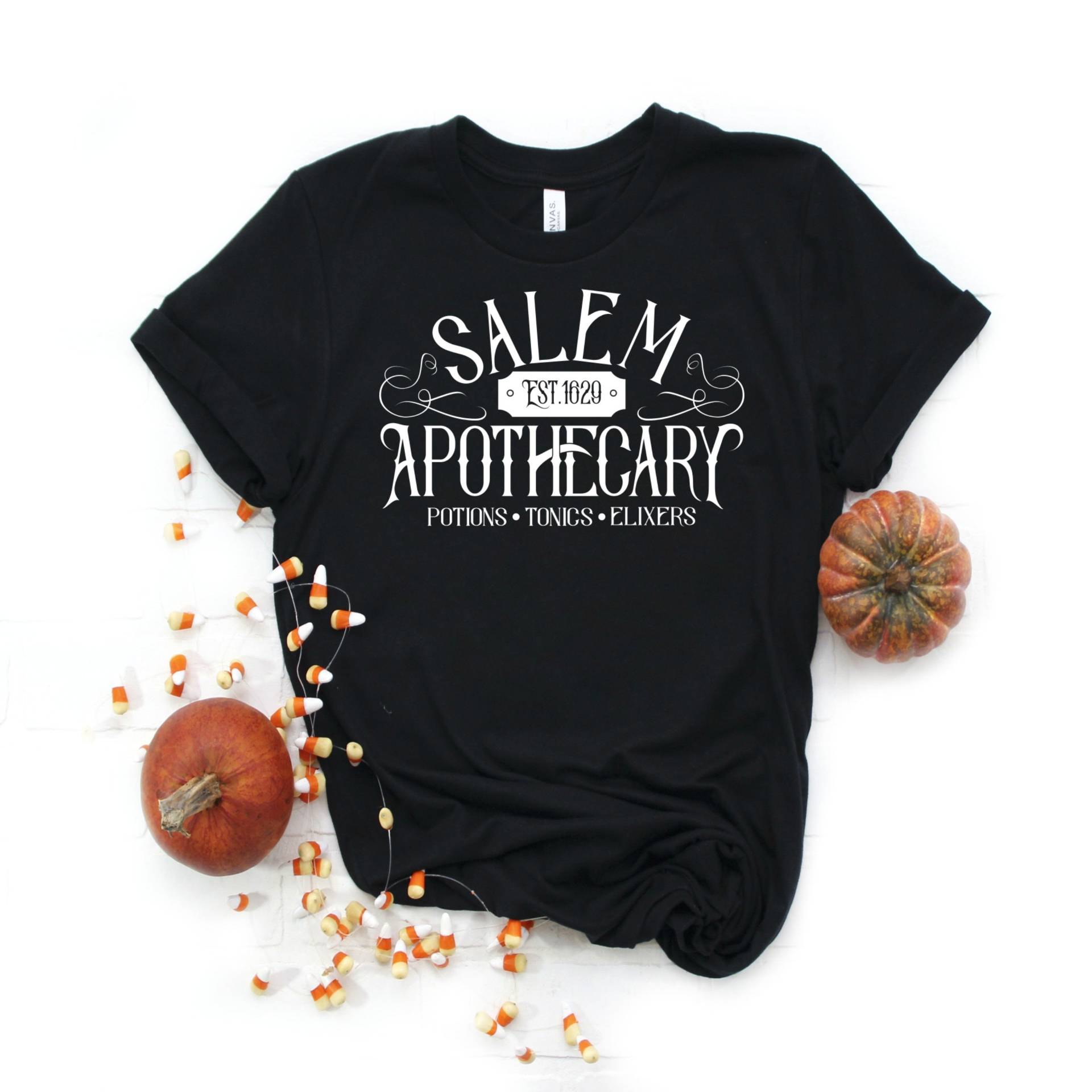 Damen Halloween Shirt Mit Spruch Salem Apothecary Bedruckt in Weiß Auf Weich Schwarz Boyfriend Style Baumwolle Herbst T-Shirt, Klein Bis Plus Größen von snowypalms