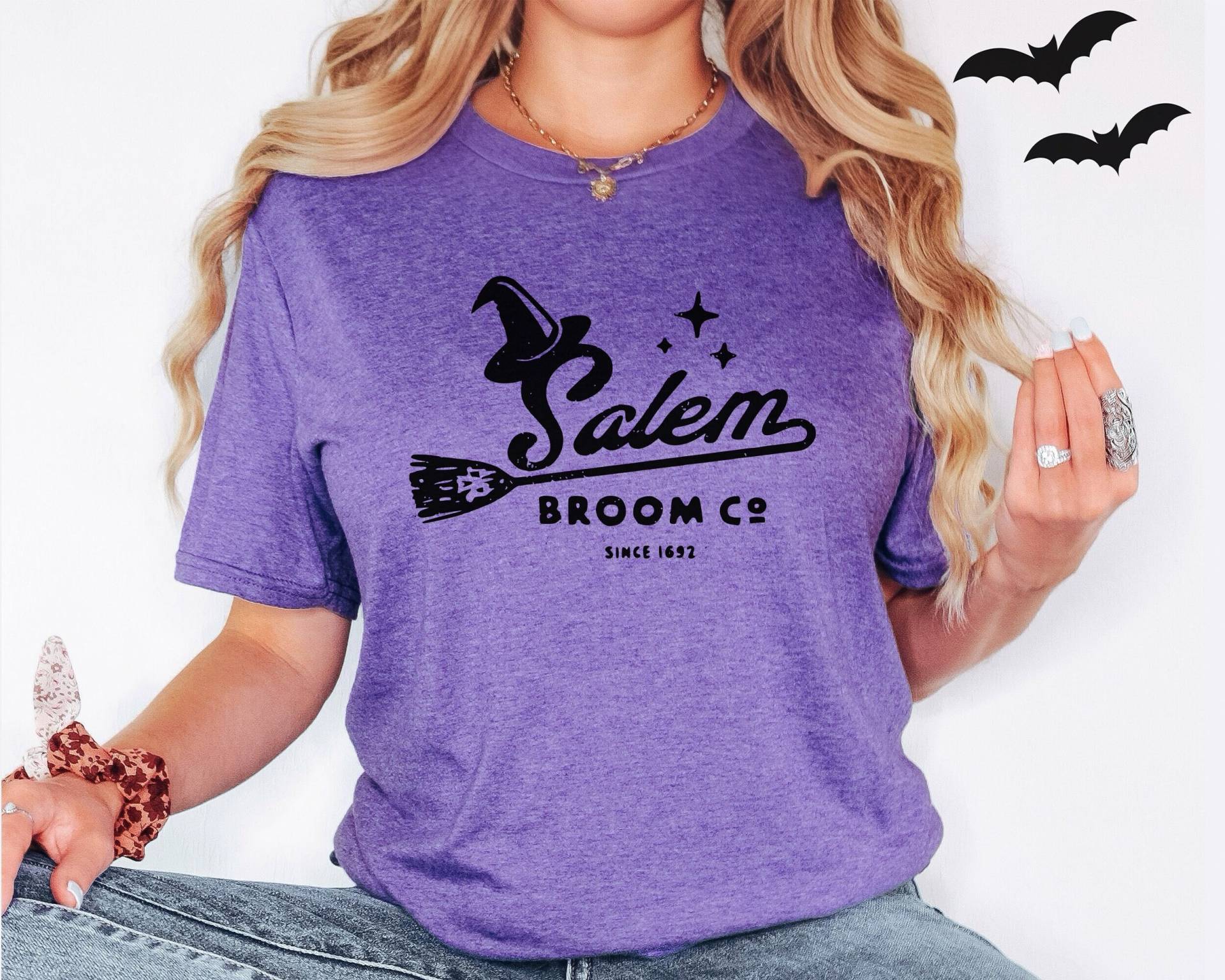 Frauen Halloween Shirt Mit Spruch Salem Besen Co Gedruckt in Schwarz Auf Einem Heide Lila Herbst T-Shirt, Hexe Plus Size Kleidung von snowypalms