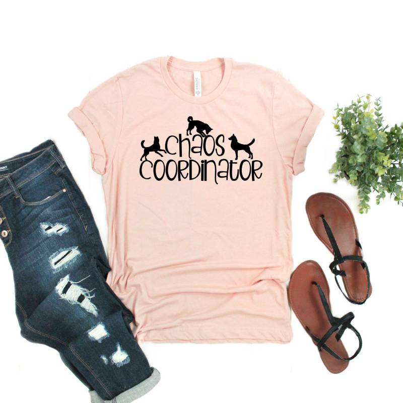 Hundemama Shirt Mit Spruch Chaos Leiter in Regular Und Plus Größen, Damen Pfirsich Lustiges T-Shirt Für Hundebesitzer Pfleger Walker Oder Trainer Hundemama Shirt Mit Spruch Chaos Leiter in Regular Und Plus Größen, Damen Pfirsich Lustiges T-Shirt Für Hundebesitzer Pfleger Walker Oder Trainer von snowypalms