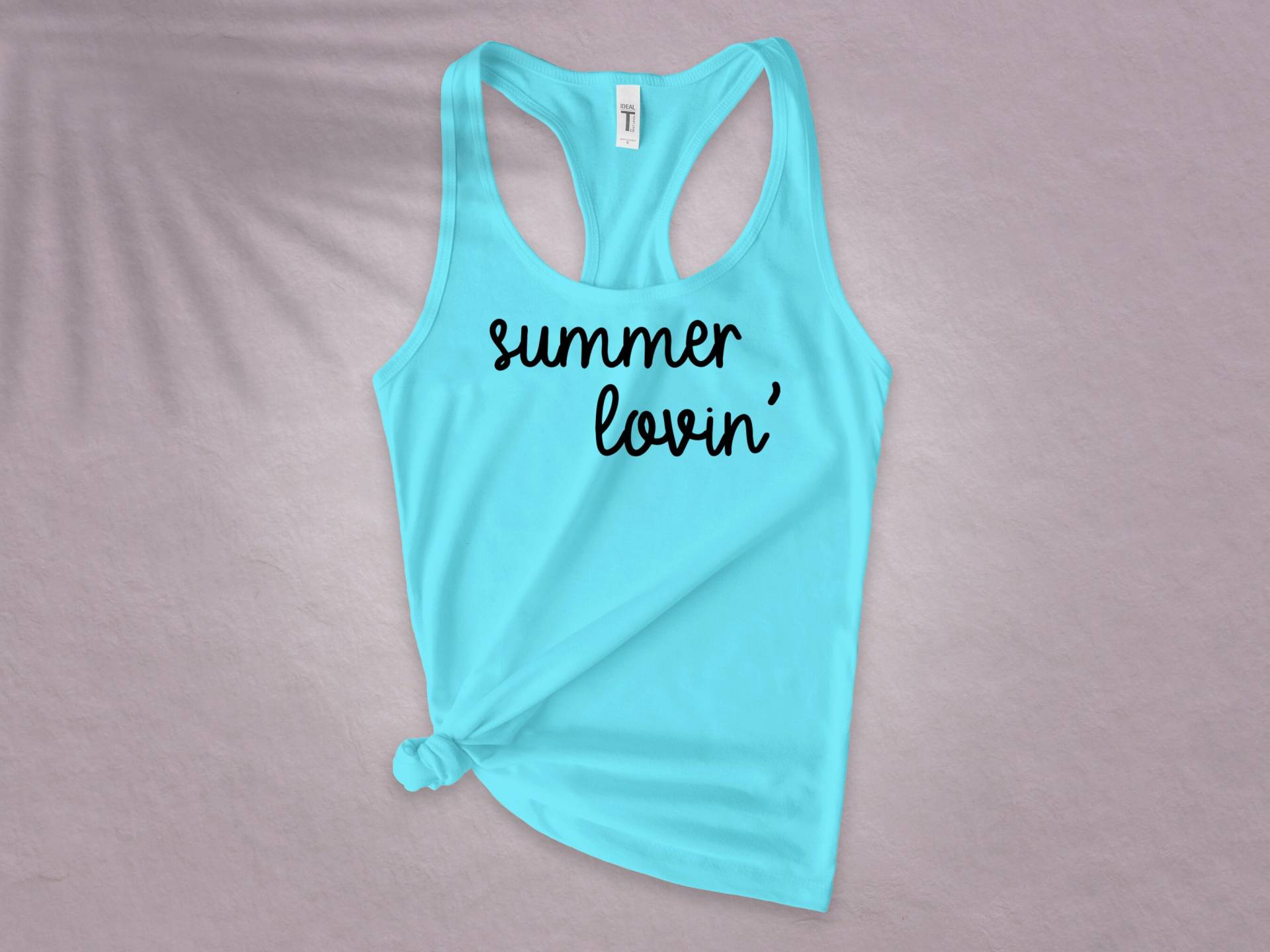 Niedliches Strand T-Shirt Für Frauen Mit Aufdruck Summer Lovin Auf Einem Racerback Tank Top, Cruises Girls Trips Beach Oder Luau Partys Niedliches Strand T-Shirt Für Frauen Mit Aufdruck Summer Lovin Auf Einem Racerback Tank Top, Cruises Girls Trips Beach Oder Luau Partys von snowypalms