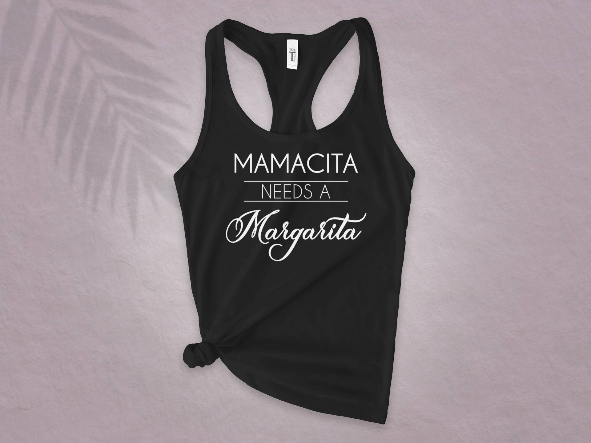 Niedliches Urlaubs-Shirt Für Frauen Mamacita Braucht Eine Margarita, Lustiges Racerback-Tank-Top Mit Sprüchen, Trending-T-Shirt Mädchen, Reisekoralle Niedliches Urlaubs-Shirt Für Frauen Mamacita Braucht Eine Margarita, Lustiges Racerback-Tank-Top Mit Sprüchen, Trending-T-Shirt Mädchen, Reisekoralle von snowypalms