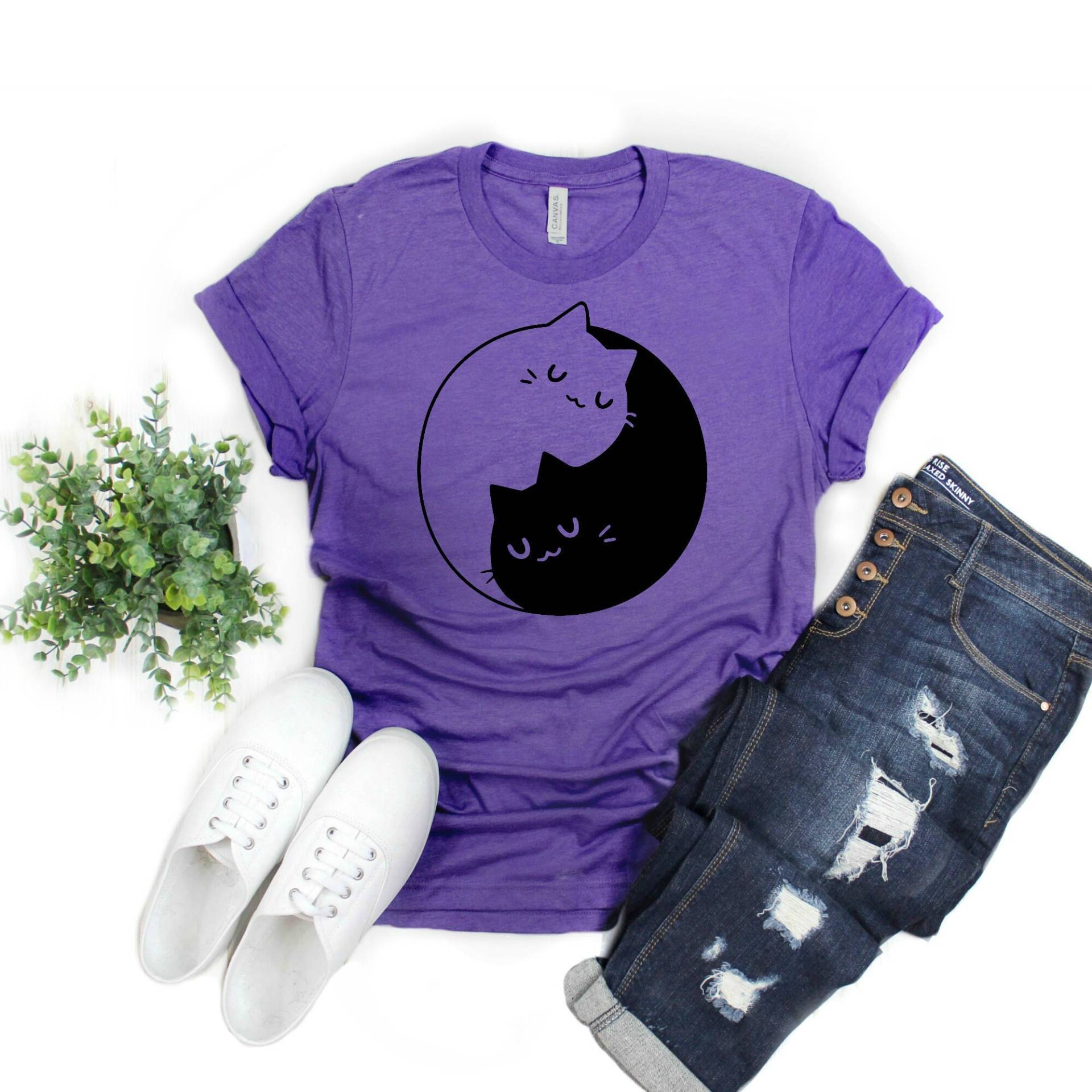 Yin Yang Katzen Shirt Für Frauen Oder Männer, Verrückte Katzendame Geburtstagsgeschenkidee Katzenbesessener Freund, Lila Bedrucktes von snowypalms