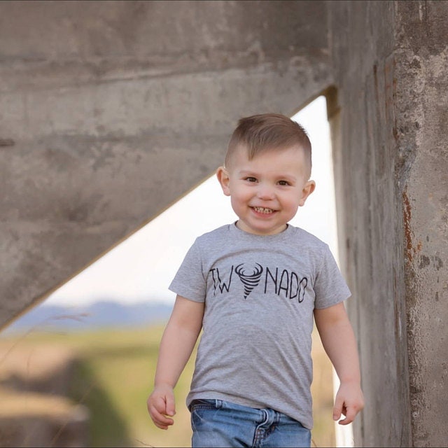 Zwei Jahre Altes T-Shirt Für Jungen - Zweijähriges Geburtstagsgeschenk Terrible Twos Zwei Jahre Altes T-Shirt Für Jungen - Zweijähriges Geburtstagsgeschenk Terrible Twos von snowypalms