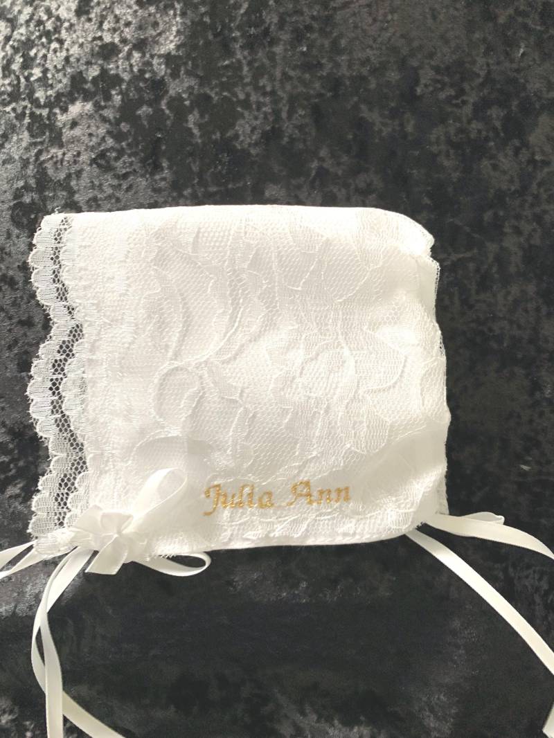 Elfenbein Oder Weiße Zierliche Taufhaube Mit Spitzenüberzug von snugglebuddies