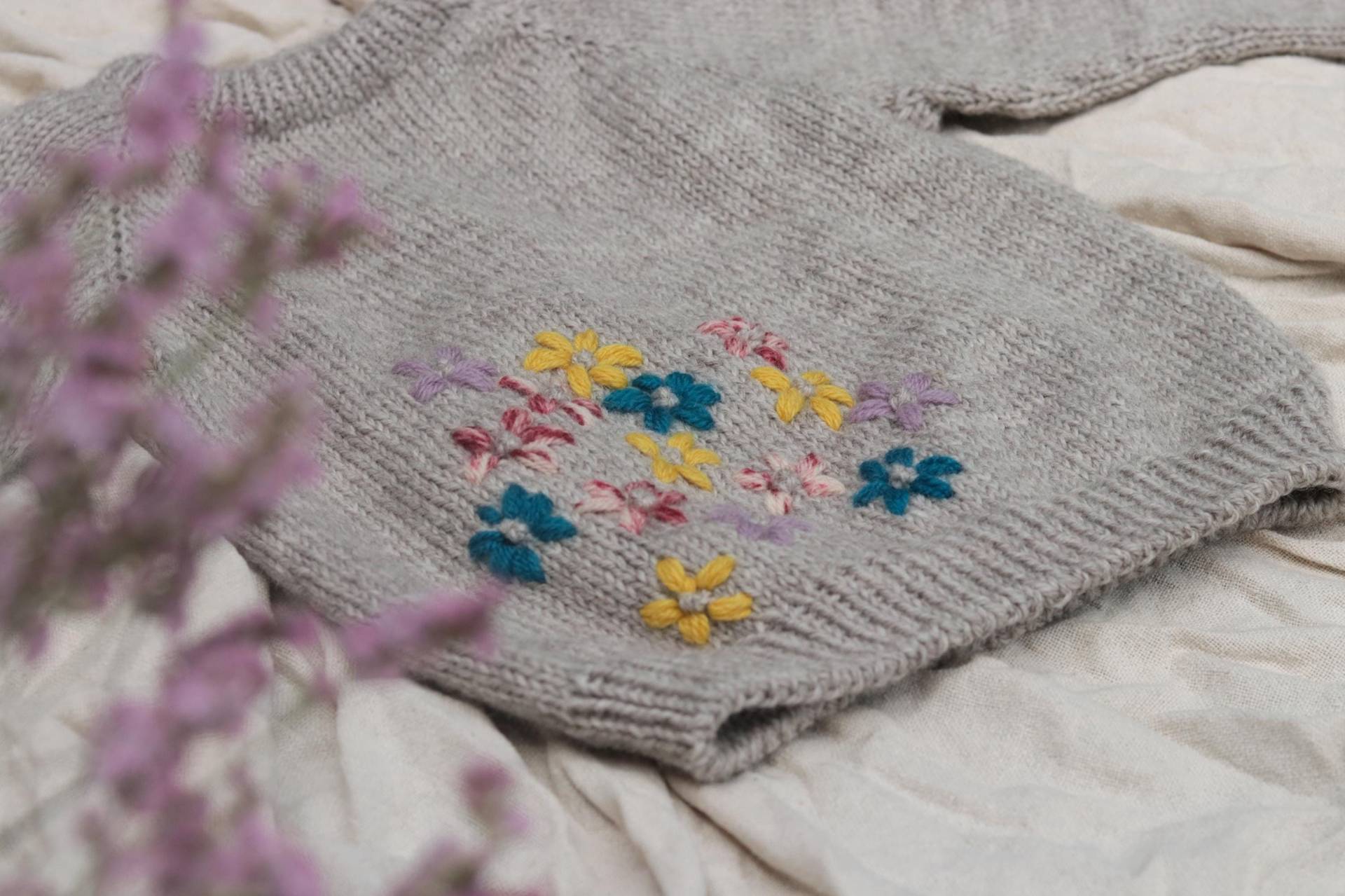 Handgestrickter Kinderpullover Mit Gestickten Blumen Handgestrickter Kinderpullover Mit Gestickten Blumen von socalledstitchesShop