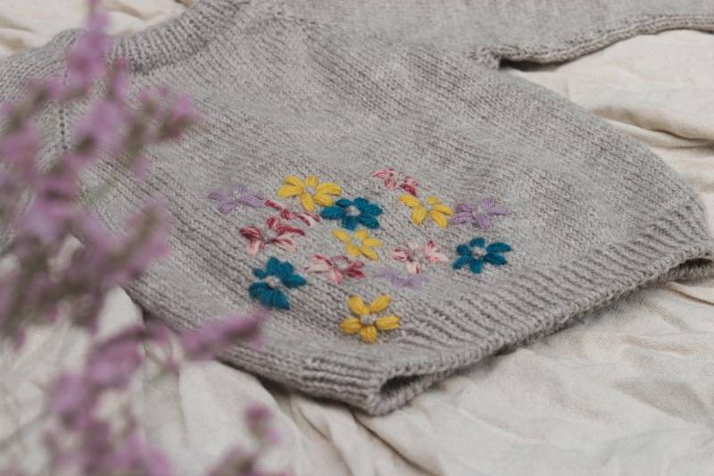 Wunschgröße | Handgestrickter Kinderpullover Mit Gestickten Blumen von socalledstitchesShop