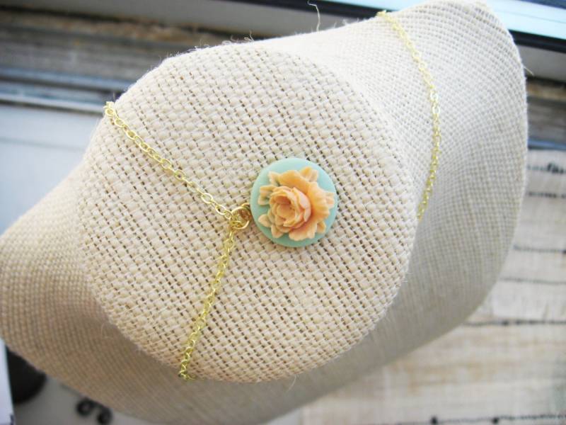 Teal Und Pfirsich Blume Halskette von sodalex