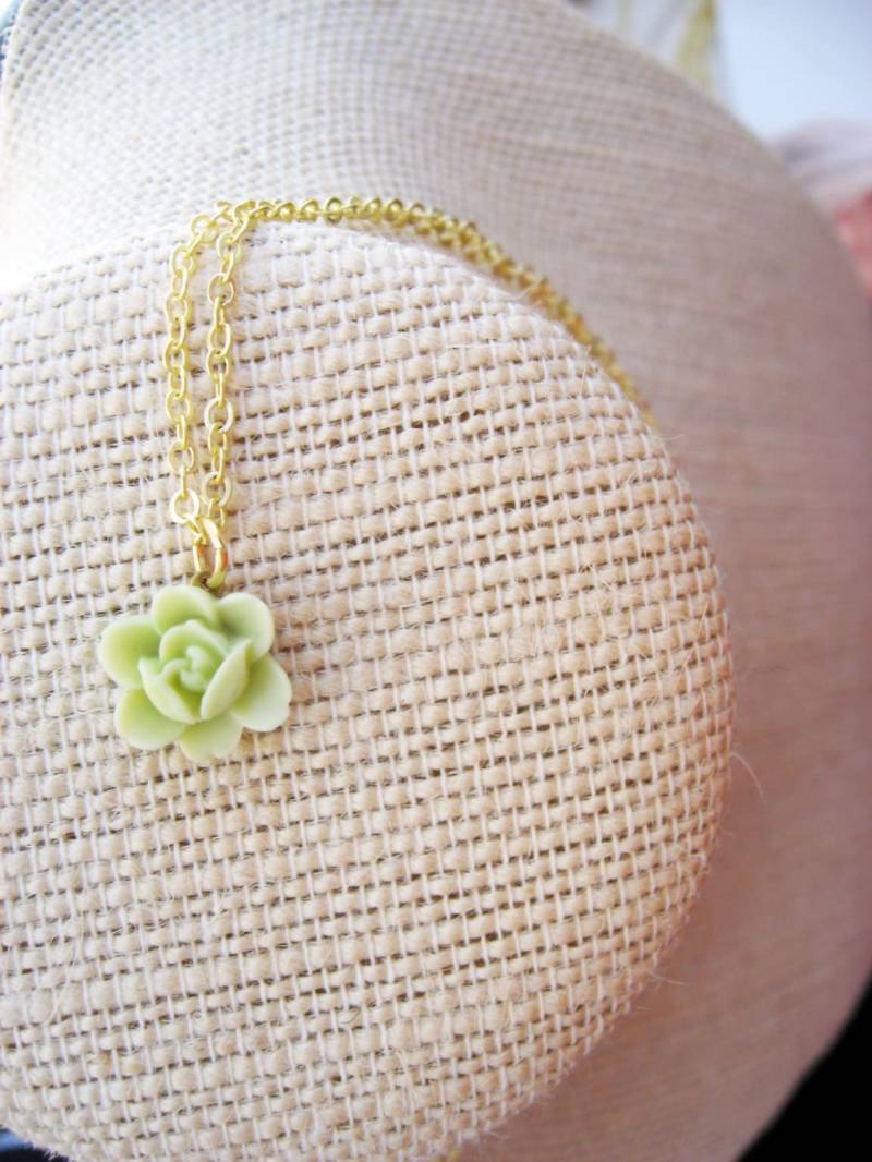 Winzige Leichte Grüne Blume Halskette Winzige Leichte Grüne Blume Halskette von sodalex