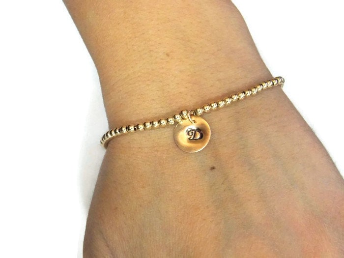 14K Gold Filled Initial Armband - Personalisierter Charm Schmuck 14K Gold Filled Initial Armband - Personalisierter Charm Schmuck von sofisjewelrystore