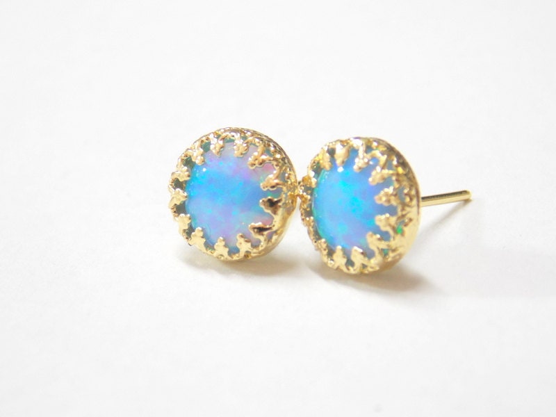 Gold Opal Ohrstecker - Oktober Geburtsstein, Kronenfassung von sofisjewelrystore
