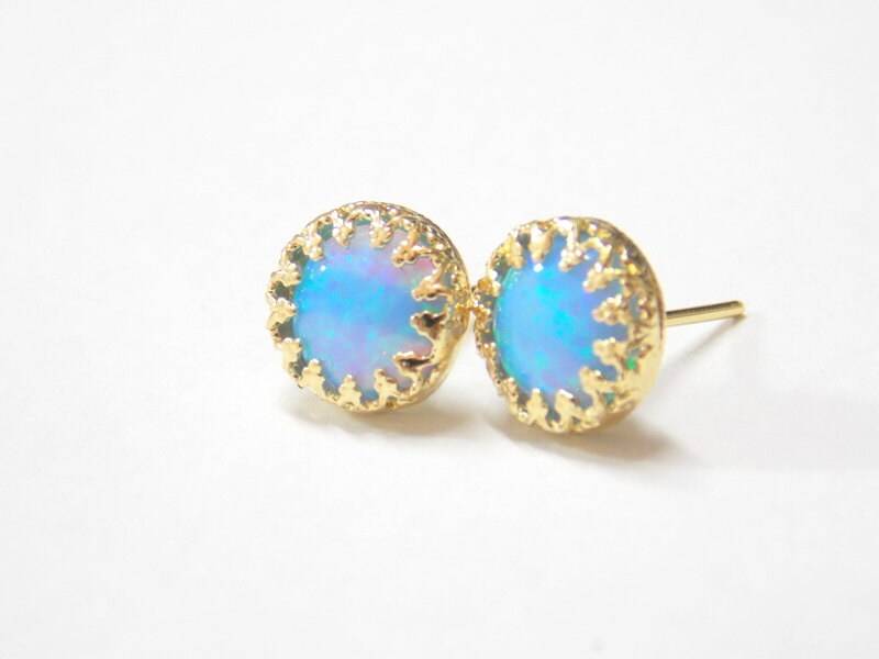 Gold Opal Ohrstecker - Oktober Geburtsstein, Kronenfassung von sofisjewelrystore