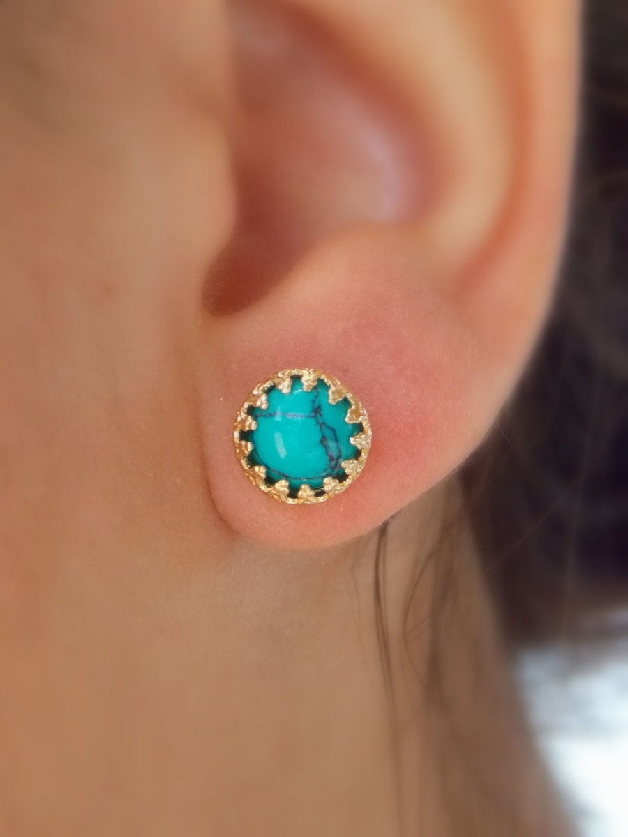 Gold Türkis Howlith Ohrstecker - Vintage Kronen-Einstellung von sofisjewelrystore