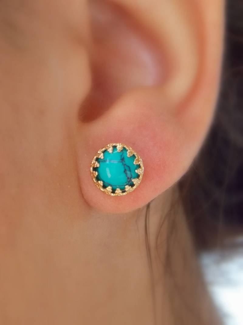 Gold Türkis Howlith Ohrstecker - Vintage Kronen-Einstellung von sofisjewelrystore