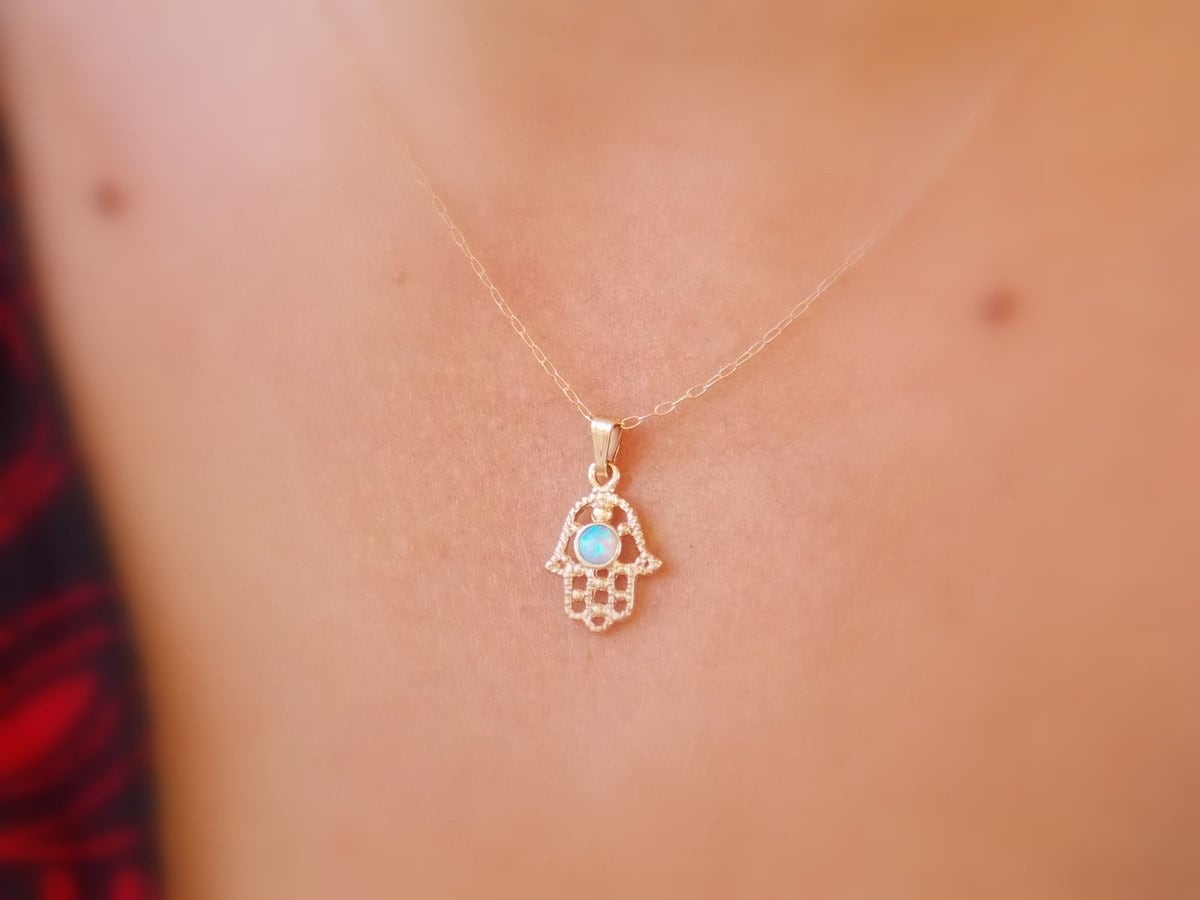 Goldene Halskette, Goldene Hamsa-Halskette, Hand-Halskette, Goldgefüllte Zarte Hand Mit Opal, Hamsa-Schmuck Goldene Halskette, Goldene Hamsa-Halskette, Hand-Halskette, Goldgefüllte Zarte Hand Mit Opal, Hamsa-Schmuck von sofisjewelrystore