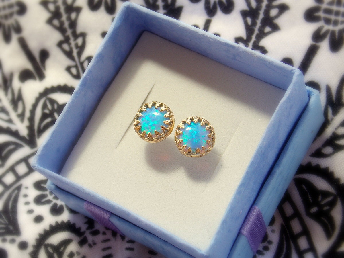 Opal Ohrstecker - Kronenfassung, Oktober Geburtsstein von sofisjewelrystore