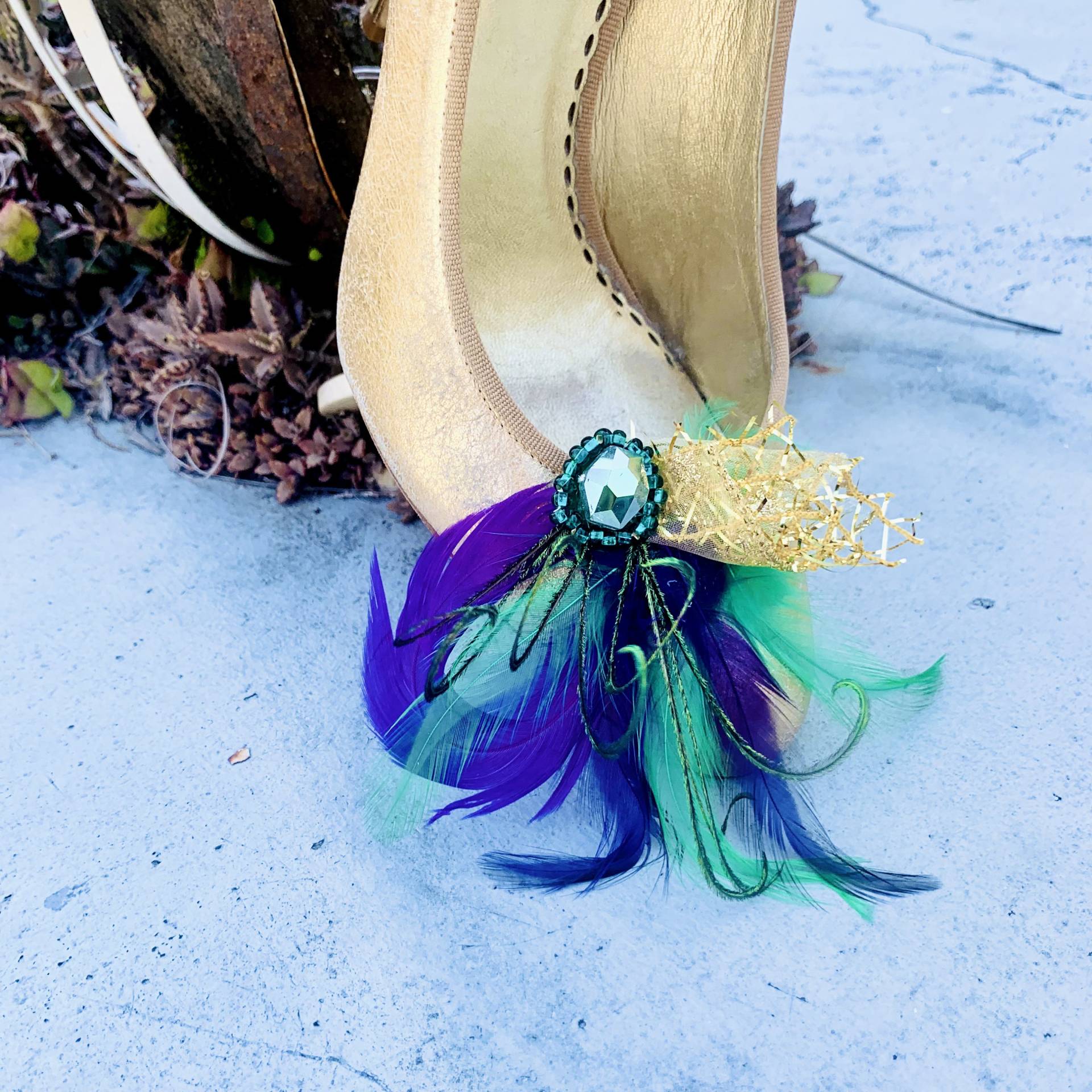 Hochzeit-Schuhclips. Karneval Golden Gold Lila & Grün Federn. Braut Brautjungfer. Geschenk Clip. Smaragdgrüne Glasschliffperlen. Maskerade Datum Hochzeit-Schuhclips. Karneval Golden Gold Lila & Grün Federn. Braut Brautjungfer. Geschenk Clip. Smaragdgrüne Glasschliffperlen. Maskerade Datum von sofisticata