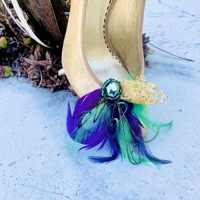 Hochzeit-Schuhclips. Karneval Golden Gold Lila & Grün Federn. Braut Brautjungfer. Geschenk Clip. Smaragdgrüne Glasschliffperlen. Maskerade Datum Hochzeit-Schuhclips. Karneval Golden Gold Lila & Grün Federn. Braut Brautjungfer. Geschenk Clip. Smaragdgrüne Glasschliffperlen. Maskerade Datum von sofisticata