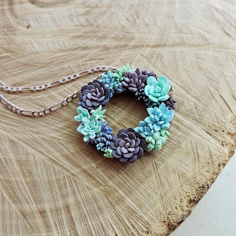 Kleiner Sukkulenten Kranz - Mehrfarbige Sukkulente Blumenkranz Halskette Fimo Schmuck Anhänger Runder Kleiner Sukkulenten Kranz - Mehrfarbige Sukkulente Blumenkranz Halskette Fimo Schmuck Anhänger Runder von sofoxyclay