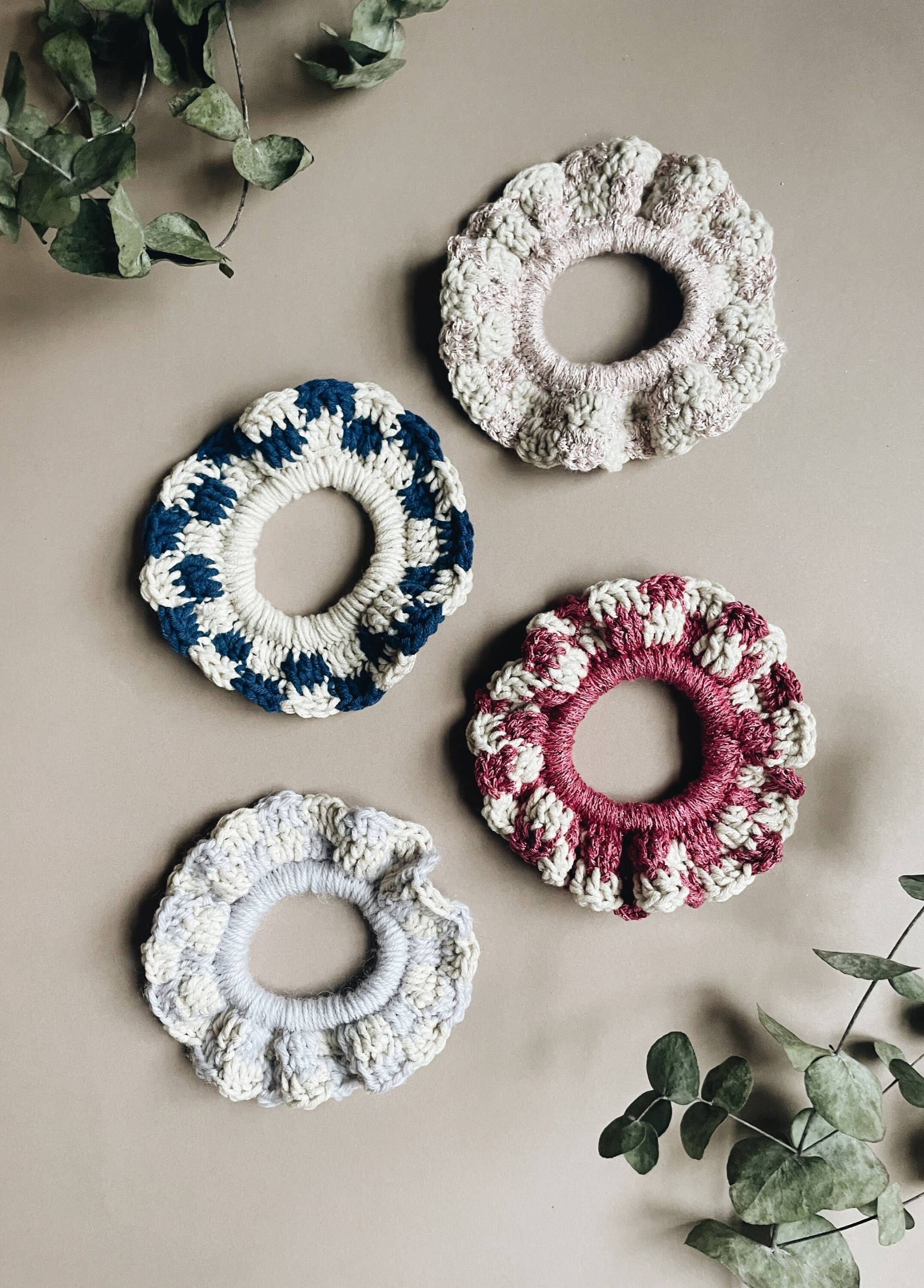 Leni Scrunchie/Zopfgummi Haargummi Schachbrett Muster Checkerboard Gehäkelt Leni Scrunchie/Zopfgummi Haargummi Schachbrett Muster Checkerboard Gehäkelt von softvulnerability