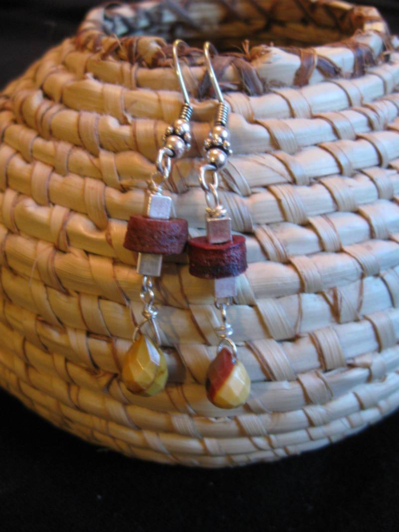 Facettierte Moukaite Tropfen, Leder-Scheiben, Kleine Sterling Silber Quadrate, Dekorative Sterlingsilber Ohrbügel Facettierte Moukaite Tropfen, Leder-Scheiben, Kleine Sterling Silber Quadrate, Dekorative Sterlingsilber Ohrbügel von solagaldesigns