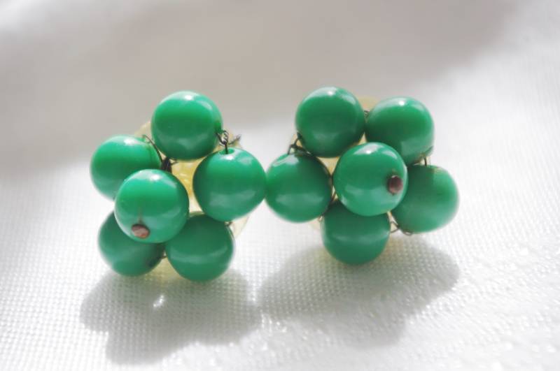 Grüne Plastikperlen & Ohrring-Ohrringe Aus Den 1930S-1940S Wwii von soldiersuzanne