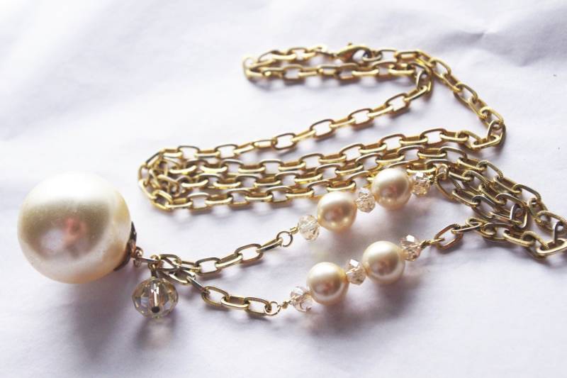 Handgefertigte Halskette Vintage Upcycled Große Statement Perle Mit Perlen & Kristallen An Gold Kette von soldiersuzanne