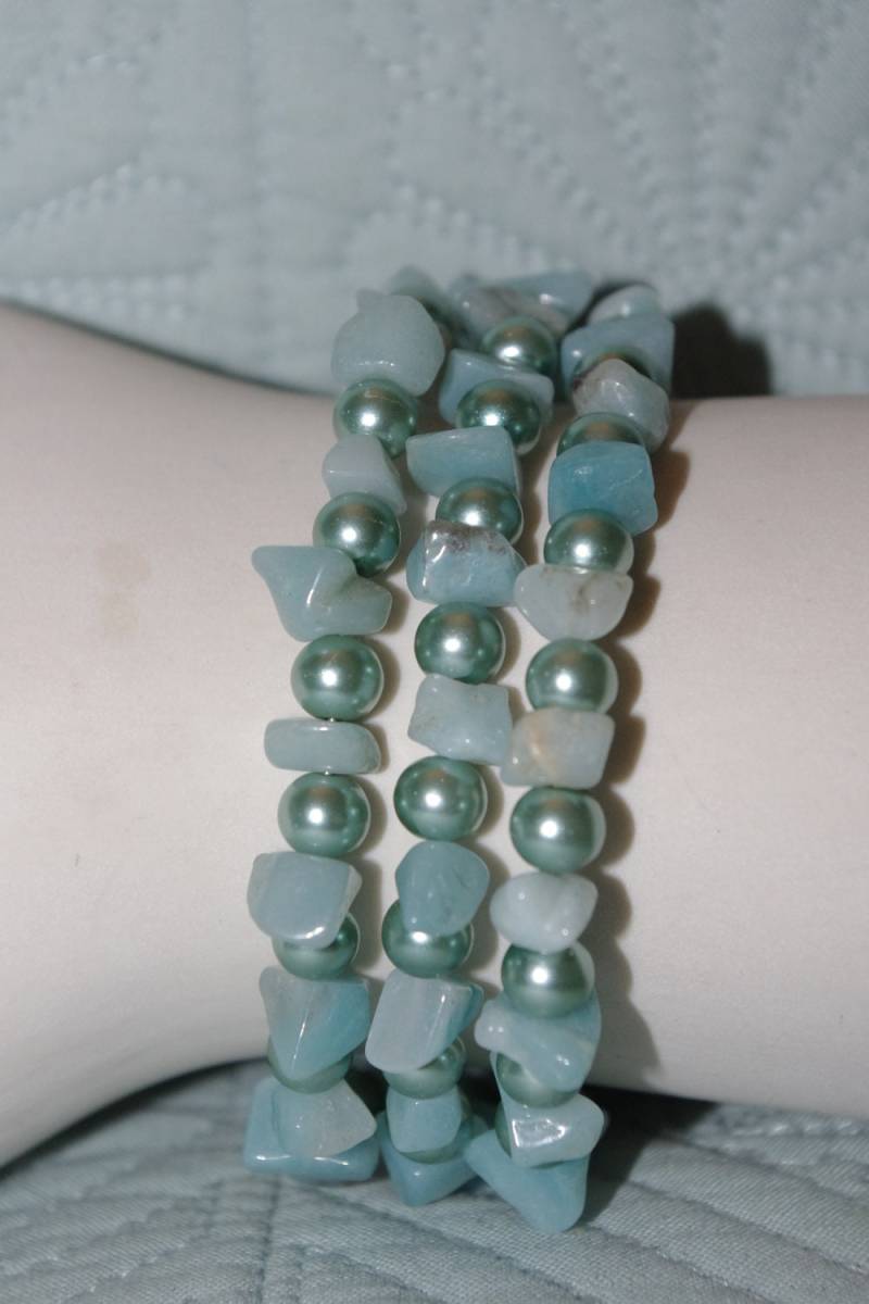 Handgefertigtes Perlenarmband Aquamarin Chips & Aqua Glasperlen-Let's Go To The Beach von soldiersuzanne