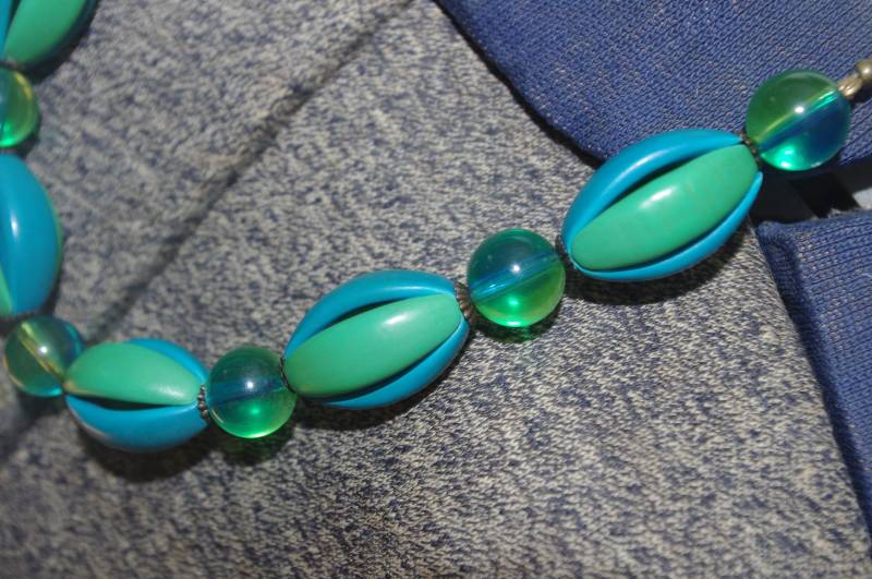 Handgemachte Halskette Aus Vintage Hartplastik Grünen Und Türkisen Perlen An Einer Messing-Kette von soldiersuzanne