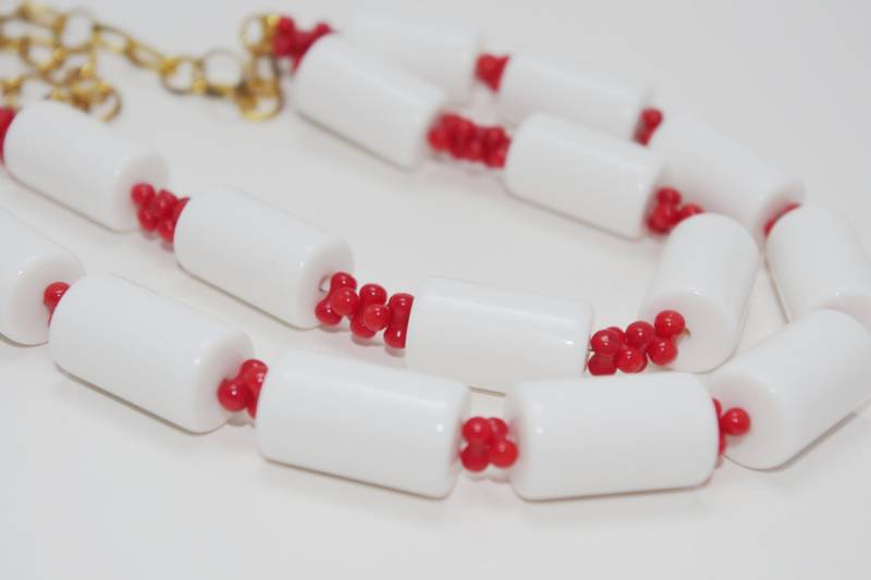 Handgearbeitete Halskette Aus Weißen Vintage Lucite Röhrchen & Roten Glasperlen von soldiersuzanne