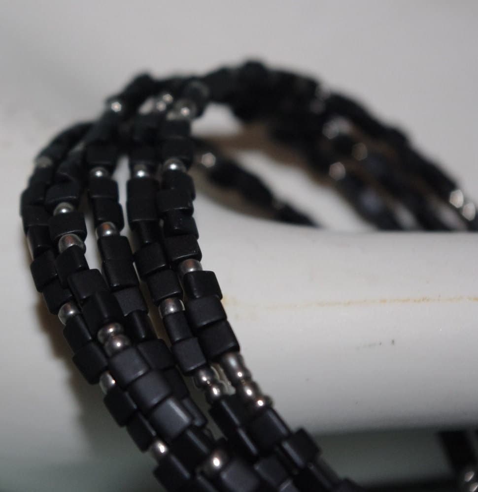 Handgefertigtes Perlenarmband Dreieckig Matt Schwarz & Pewter Glasperlen von soldiersuzanne