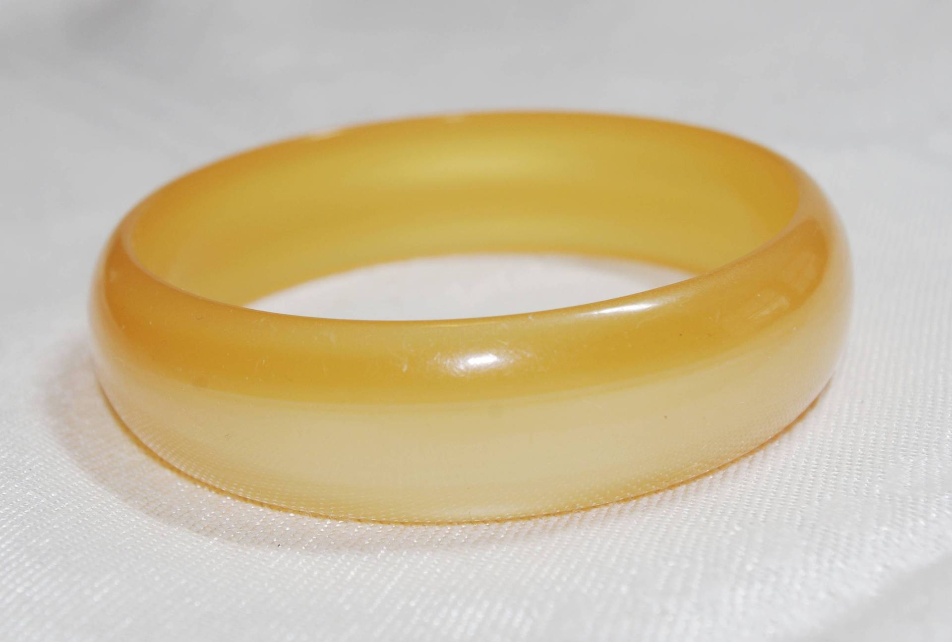 Vintage Armband 1950Er Jahre Lucite Bangle Gelb Moonglow/Mondschein von soldiersuzanne