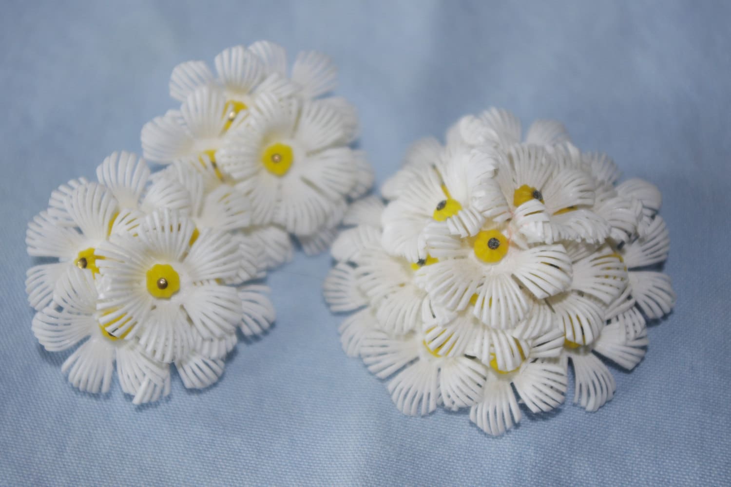 Vintage 1950S Mums Demi-Parure Weiße Kunststoff Brosche Und Ohrclips Set von soldiersuzanne