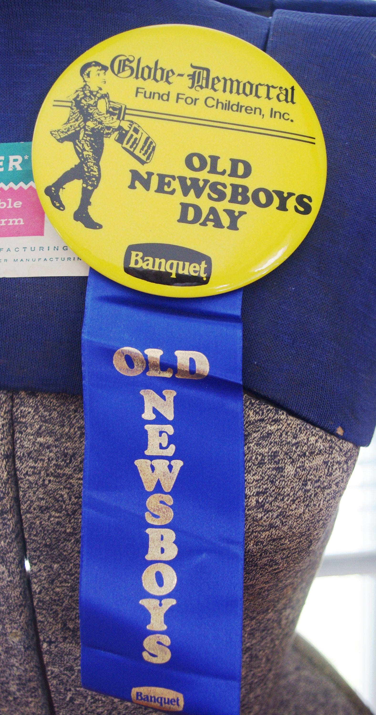 Vintage Globe Democrat Button Mit Schleife Old Newsboys Day, 1970Er Jahre von soldiersuzanne