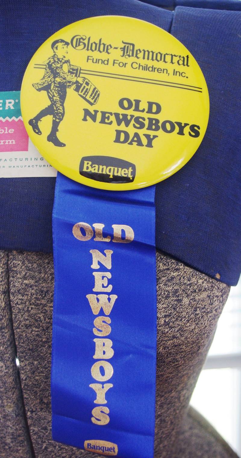 Vintage Globe Democrat Button Mit Schleife Old Newsboys Day, 1970Er Jahre von soldiersuzanne