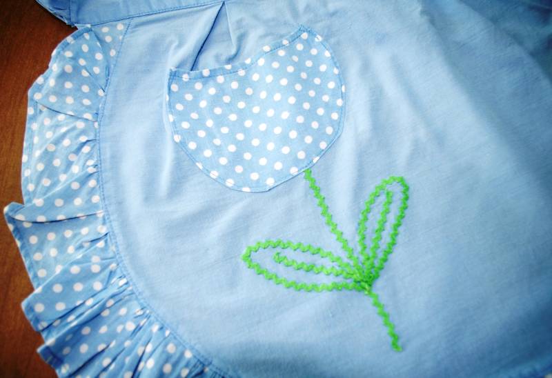 Vintage Halbschürze Für Kinder 1950 Blau Mit Tupfenborte Tulip Pocket Small von soldiersuzanne