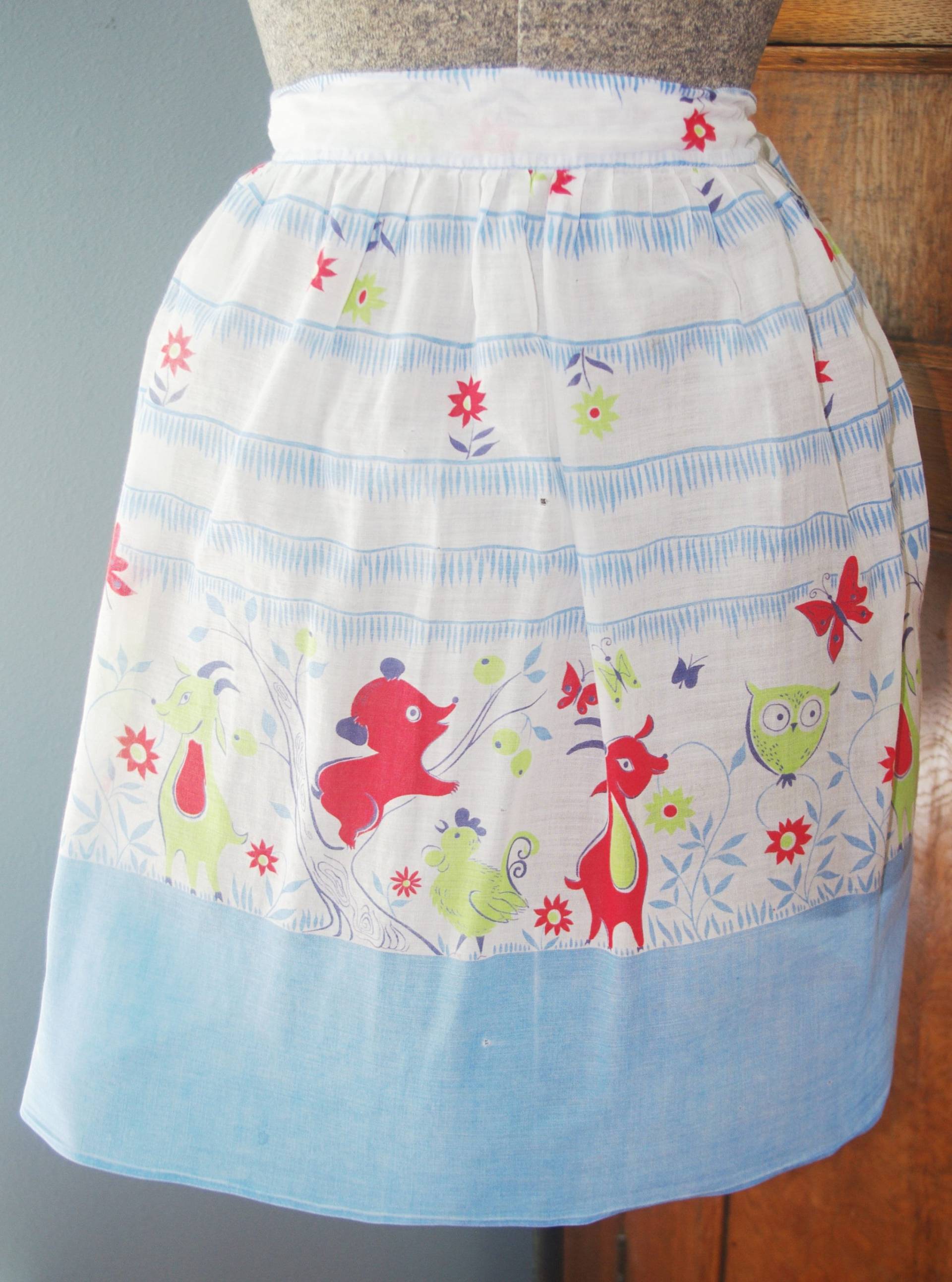 Vintage Halbschürze Für Kinder 1950Er Jahre Blau & Weiß Mit Tierdruck, Klein von soldiersuzanne