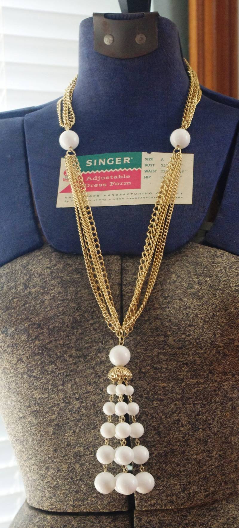 Vintage Halskette 1970Er Jahre Reich Verzierte Goldkette Weiße Perle Quaste Anhänger von soldiersuzanne