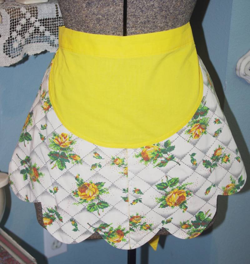 Vintage Kleine Halbschürze 1950S Weiß Mit Gelben Rosen Taschen von soldiersuzanne