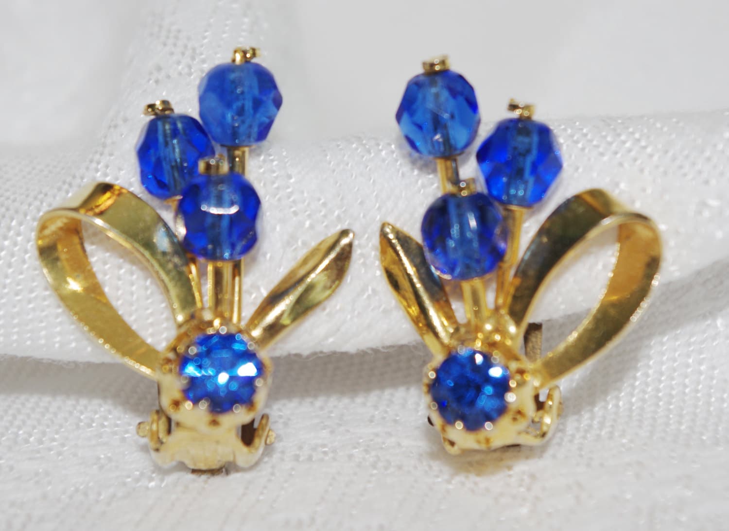 Vintage Ohrringe Leuchtend Blaue Blumen Und Blätter Mit Strasssteinen Perlen 1960Er Jahre von soldiersuzanne