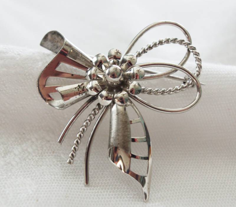 Vintage Sterling Silber Anstecknadel/Brosche Mod Bow & Flower, 1960Er Jahre von soldiersuzanne