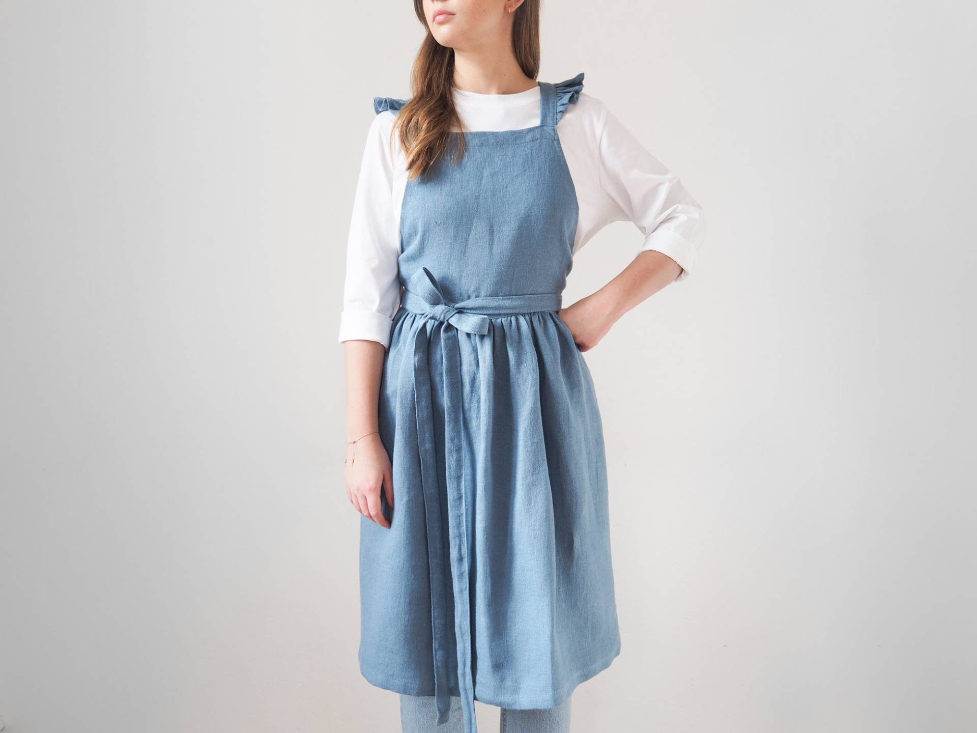 Blaue Leinenschürze Mit Rüschen. Perfekte Geschenkidee Blaue Leinenschürze Mit Rüschen. Perfekte Geschenkidee von solinen