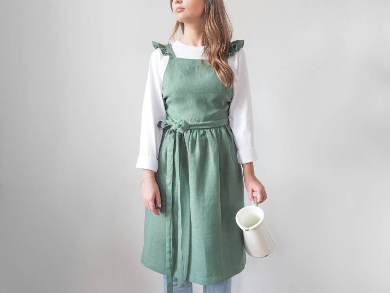 Eukalyptusgrüne Leinenschürze Mit Rüschen. Perfekte Geschenkidee von solinen
