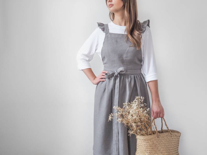 Graue Leinenschürze Mit Rüschen. Perfekte Geschenkidee Graue Leinenschürze Mit Rüschen. Perfekte Geschenkidee von solinen