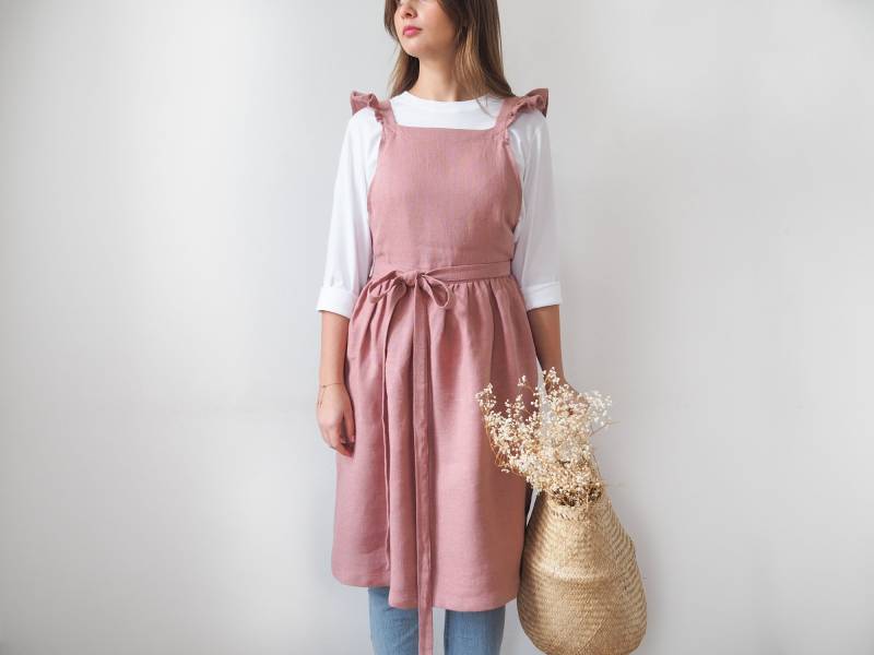 Rosa Leinenschürze Mit Rüschen. Perfekte Geschenkidee Rosa Leinenschürze Mit Rüschen. Perfekte Geschenkidee von solinen